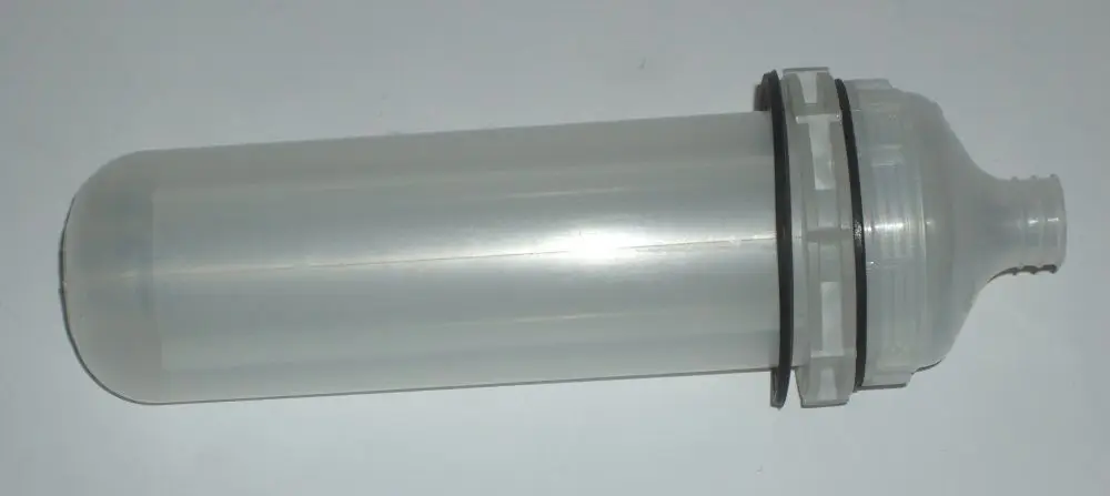 Transparenter Kunststoffbehälter mit runder Form und Anschluss für Kondensat von Daikin. Der Behälter hat eine schwarze Dichtung und eine Öffnung zum Anschluss.